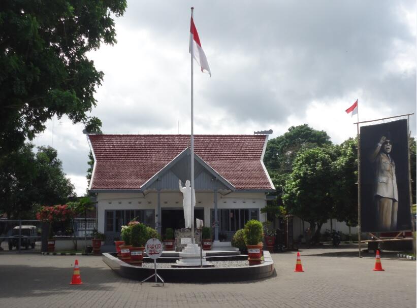 Isi Dari Perpustakaan di Area Makam Presiden Ir. Soekarno Serta Rumah Beliau&#91;Pict&#93;