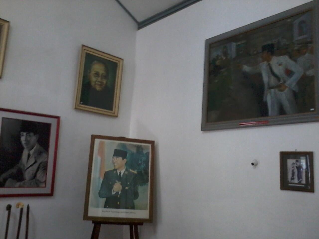 Isi Dari Perpustakaan di Area Makam Presiden Ir. Soekarno Serta Rumah Beliau&#91;Pict&#93;