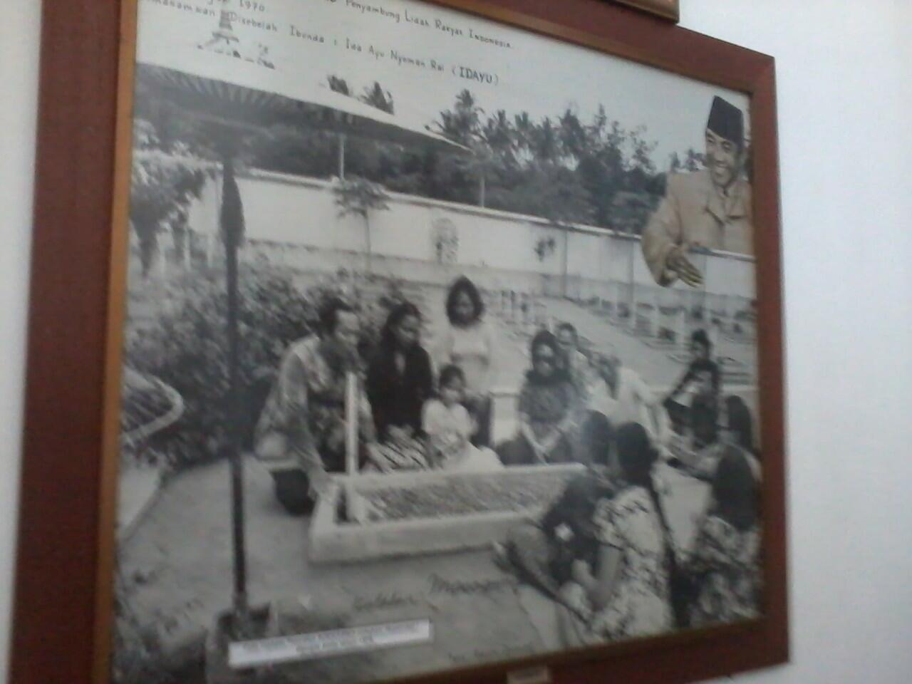 Isi Dari Perpustakaan di Area Makam Presiden Ir. Soekarno Serta Rumah Beliau&#91;Pict&#93;