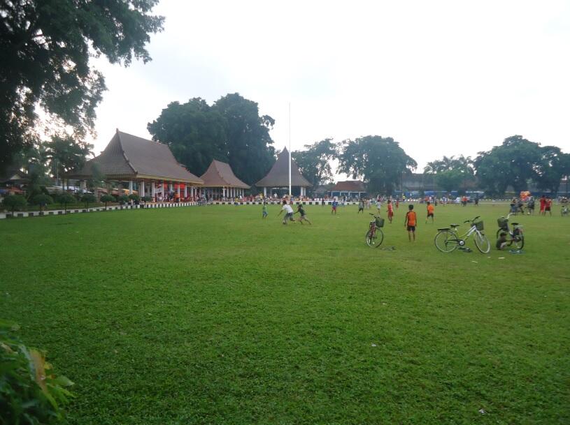 Isi Dari Perpustakaan di Area Makam Presiden Ir. Soekarno Serta Rumah Beliau&#91;Pict&#93;