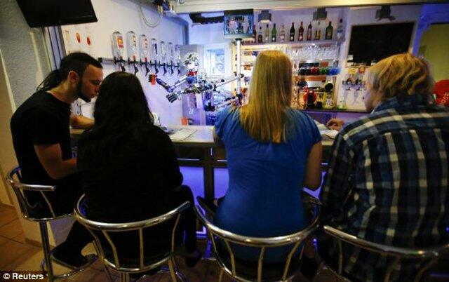 Carl si robot bartender !!!!!!!
