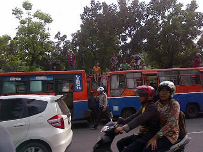 Sopir Demo, 150 Bus Metromini Diparkir di Depan Balai Kota, Lalu-Lintas Macet