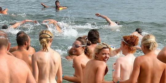 Spanyol catat rekor mandi bugil bareng di pantai