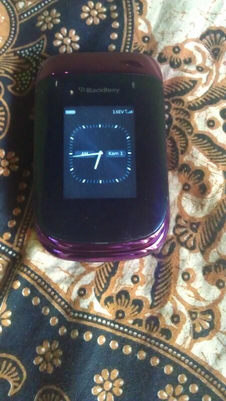 WTS Blackberry 9670 aka BB Style Ungu...Solo