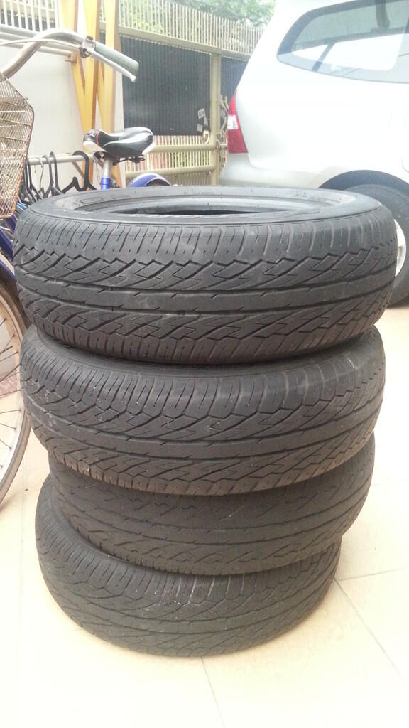 Jual Murah Ban Dunlop SP Sport 300, kondisi masih bagus 80% ( 4 pcs )