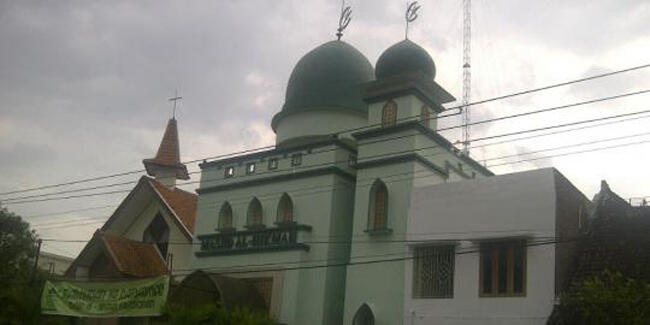 Indahnya Kerukunan, Masjid Dan Gereja Ini Bersebelahan