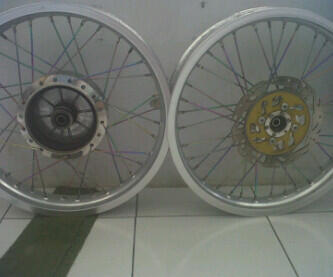 WOWW MURAH GILAA : velg rossi ex vixion like new cuma 750rb tinggal pasang!!!