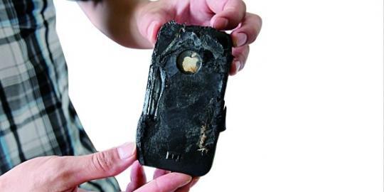 11 Tragedi Smartphone yang Mencelakai Pemiliknya &#91;+PIC dan Tips&#93;