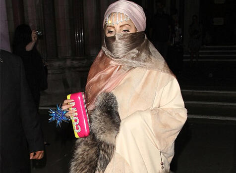 artis hollywood yang anggun ketika memakai kerudung