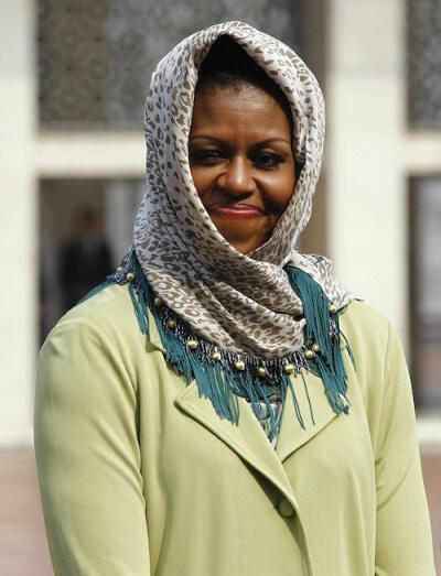 artis hollywood yang anggun ketika memakai kerudung