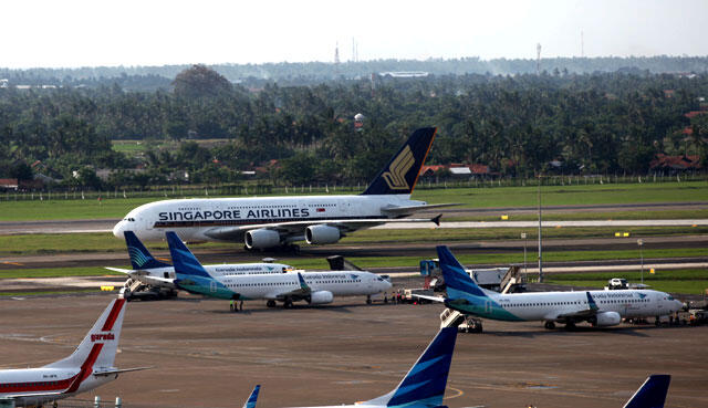 Airbus A380-800 mendarat di Soekarno-Hatta International Airport (CGK/WIII)