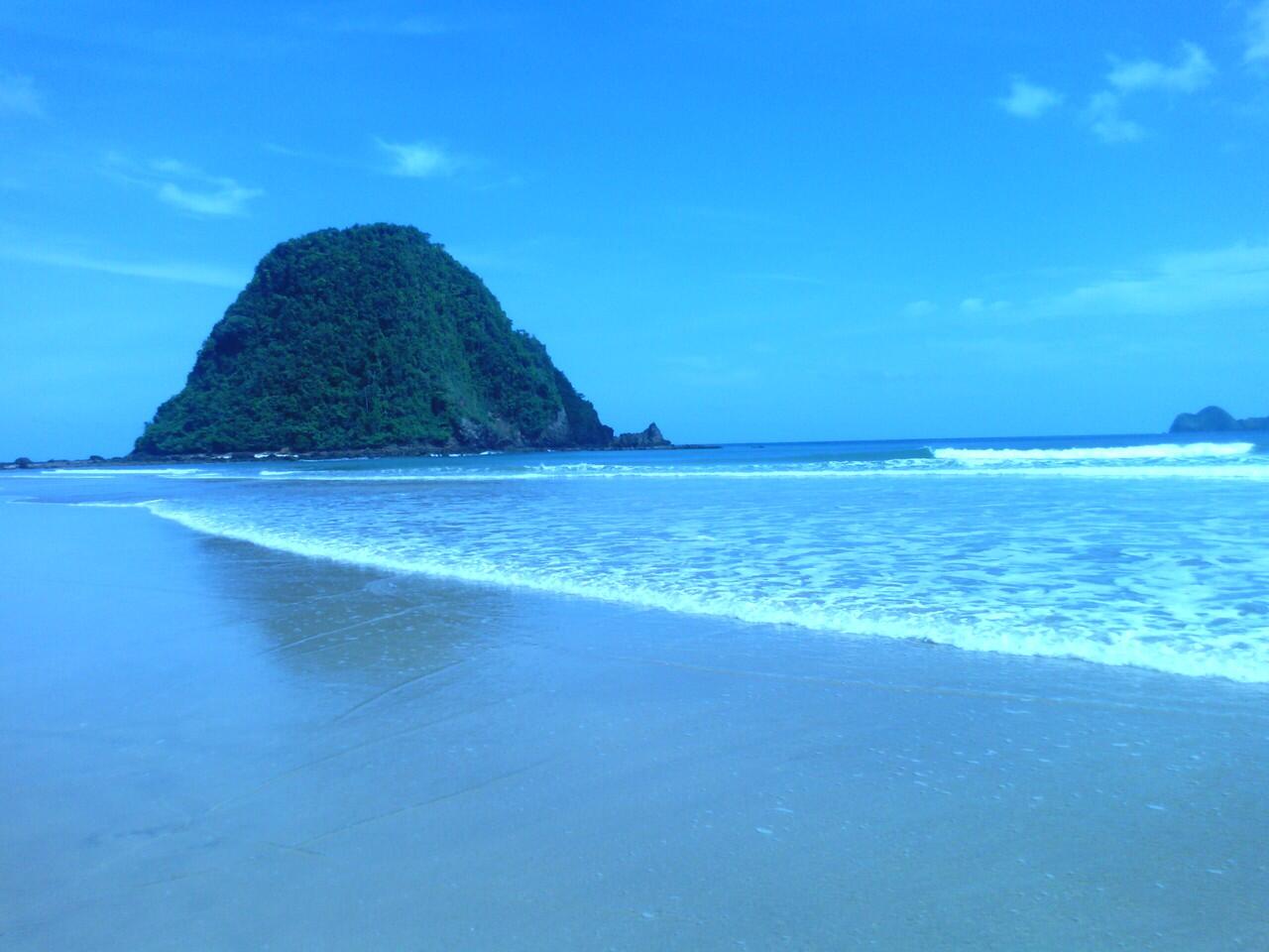 Indahnya Pulau Merah