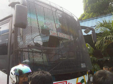 &#91;ini bis atau truk PHH&#93; Bus Pemudik Ini Pasang Jaring Besi di Kaca Depan