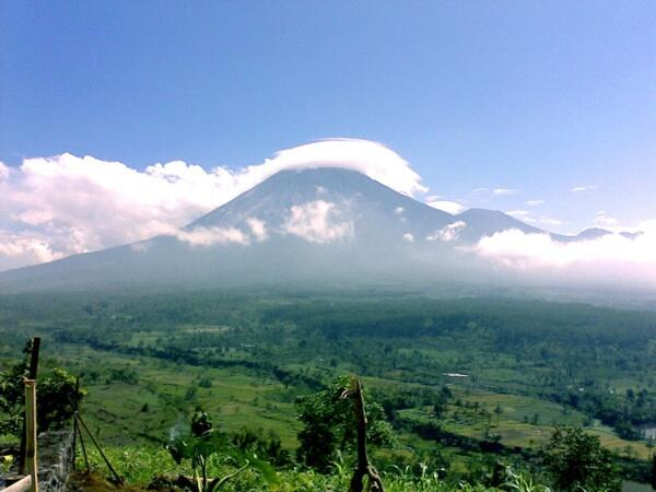 Gunung-Gunung di Jawa yang Menyimpan Misteri