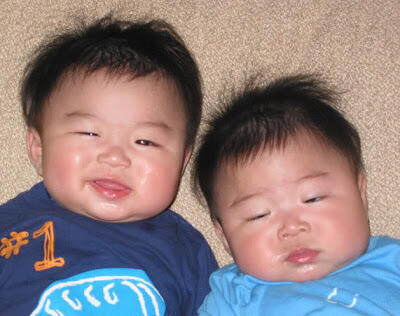 &#91;lucu gan&#93;anak KEMBAR bayi kissing ampe lemezz&#91;NO BB&#93;