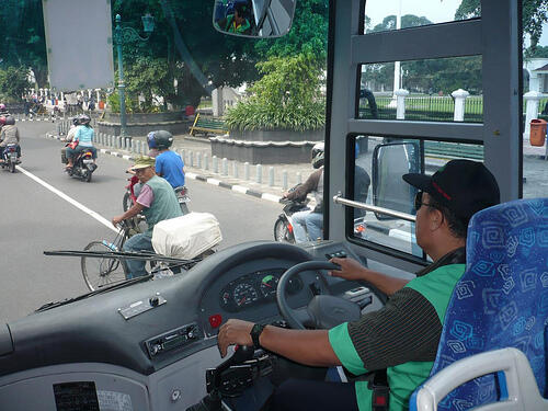 Orang-orang yang tetap bekerja selama Lebaran (inspirated)