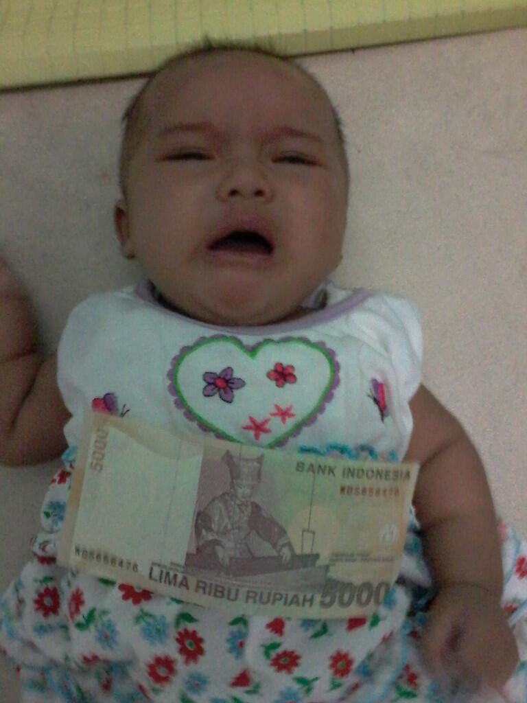 adek sepupu ane (umur 2 bulan) ternyata udah mata duitan gan!