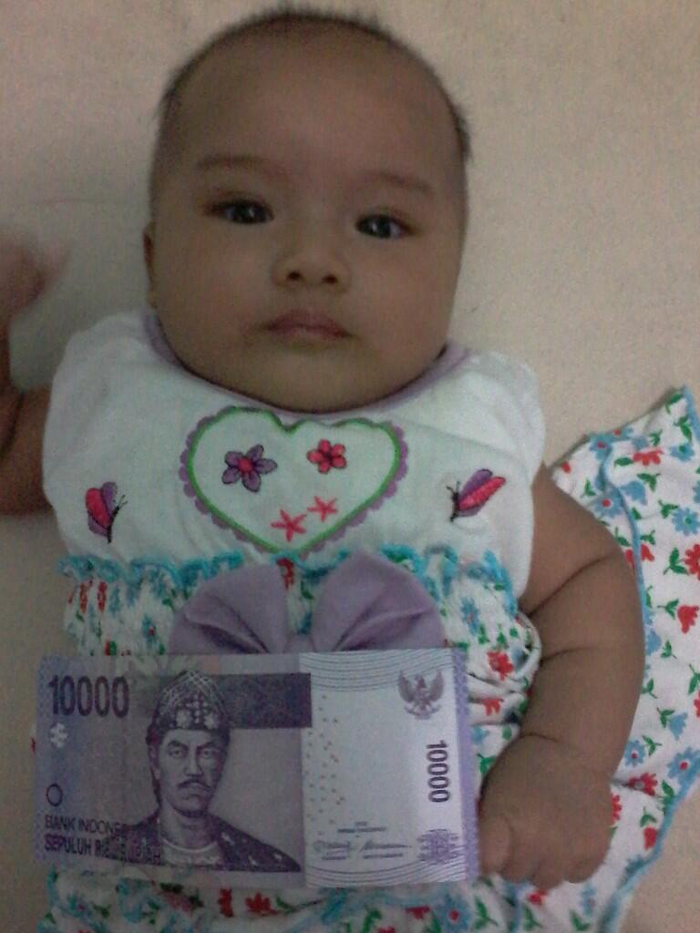 adek sepupu ane (umur 2 bulan) ternyata udah mata duitan gan!