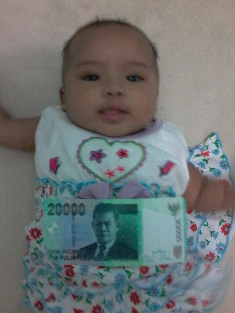 adek sepupu ane (umur 2 bulan) ternyata udah mata duitan gan!