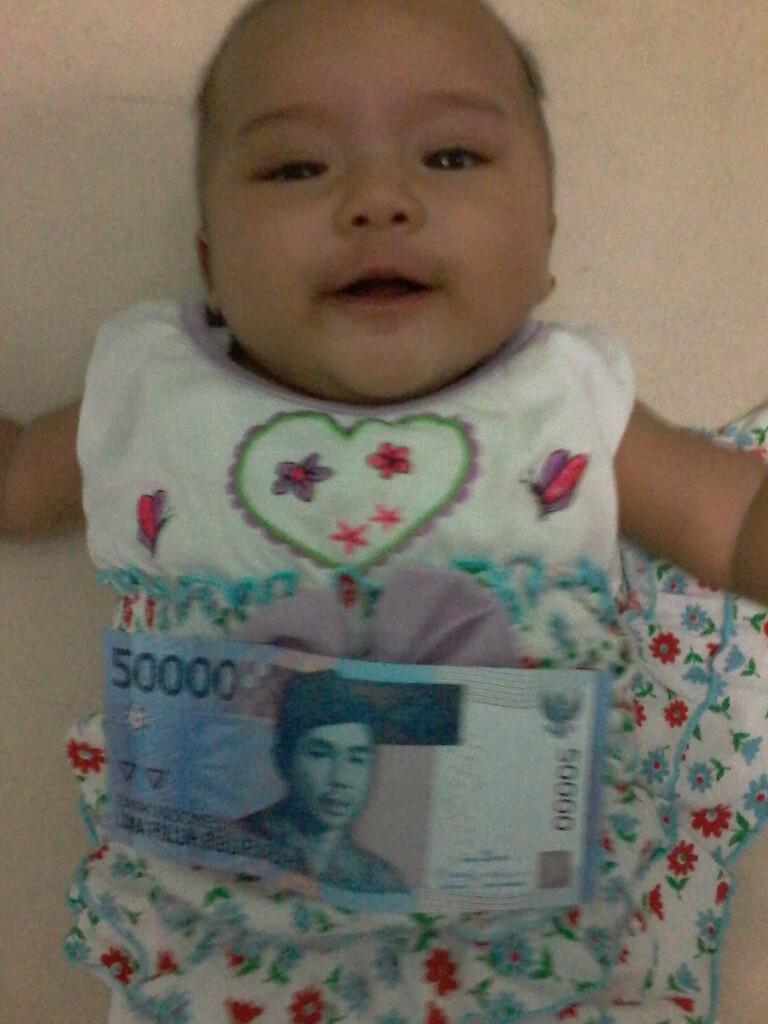 adek sepupu ane (umur 2 bulan) ternyata udah mata duitan gan!