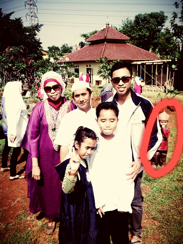 penampakan tuyul nhupil di kuburan hari pertama lebaran, langsung ke TKP gan...