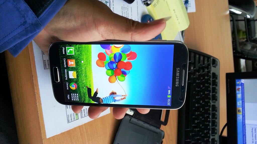 Cara membedakan Samsung S4 asli dan replika S4