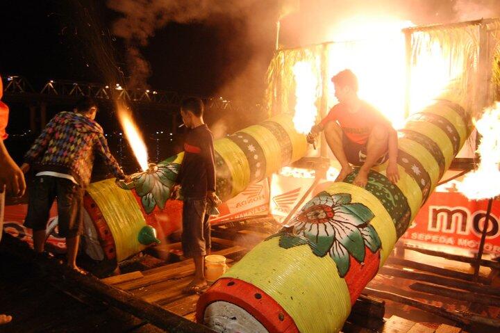 Tradisi Meriam Karbit di Pontianak 