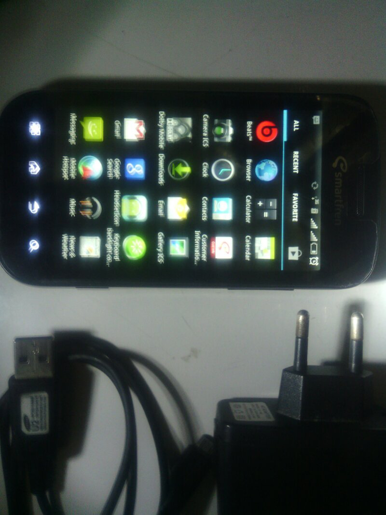 HP Smartfren Android "Andro" 4 " Hisense E910, second, batangan dan charger 500rb