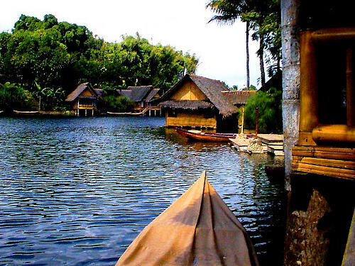 Wisata Keluarga Kampung Sampireun Garut