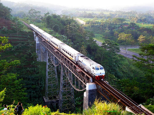 6 jalur kereta api paling mendebarkan sekaligus pemandangannya