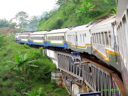 6 jalur kereta api paling mendebarkan sekaligus pemandangannya