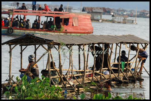 Yang sTreees silahkan masuk,,!! ini Ada Obatnya ko,, Di danau Cirata Cianjur :D