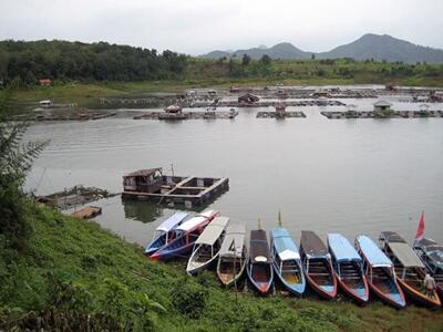 Yang sTreees silahkan masuk,,!! ini Ada Obatnya ko,, Di danau Cirata Cianjur :D