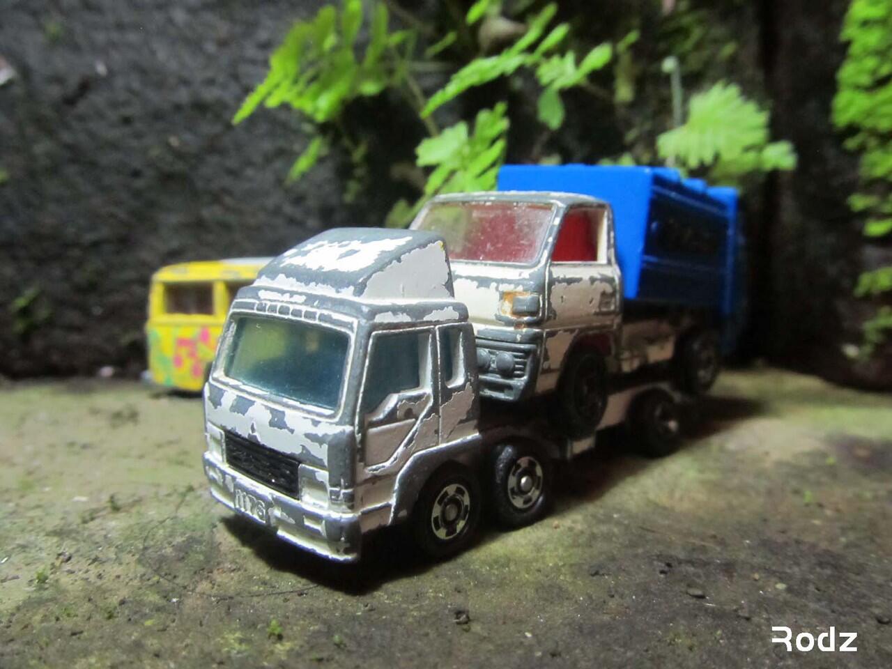 DIECAST MITSUBISHI FUSO TG FLAT BED CUSTOM (TOMICA)