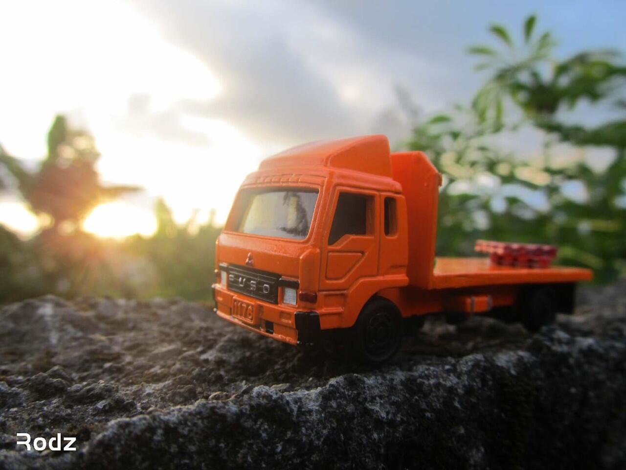 DIECAST MITSUBISHI FUSO TG FLAT BED CUSTOM (TOMICA)