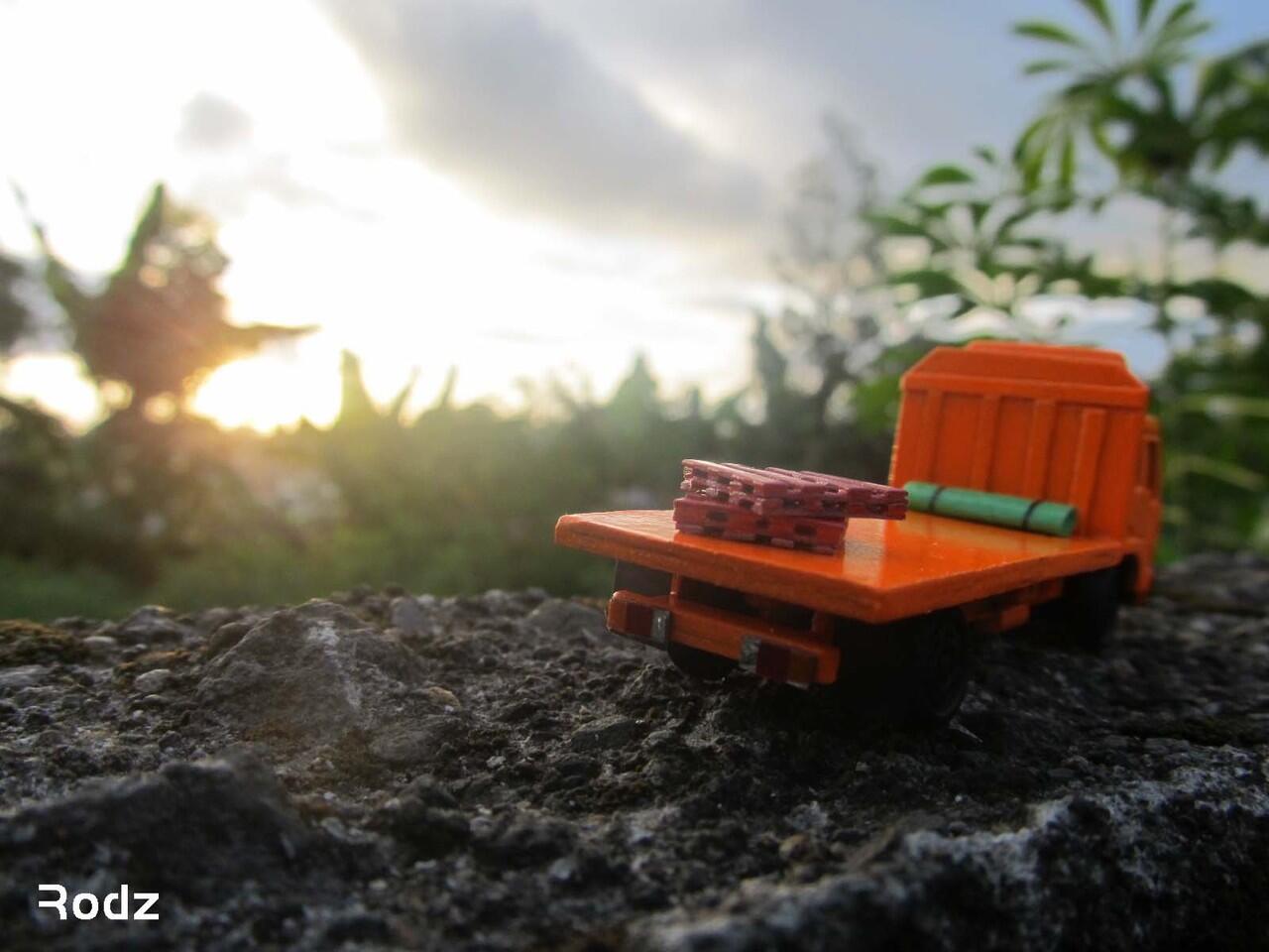DIECAST MITSUBISHI FUSO TG FLAT BED CUSTOM (TOMICA)