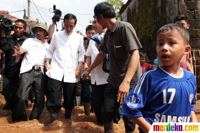 Foto - Foto Ketika Jokowi nyemplung di lokasi banjir Ulujami