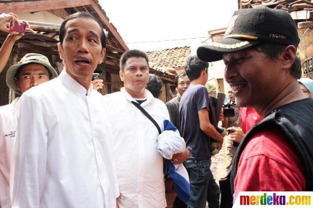 Foto - Foto Ketika Jokowi nyemplung di lokasi banjir Ulujami