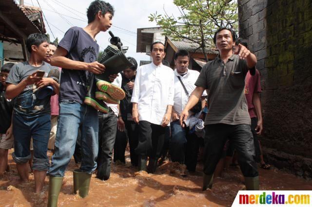 Foto - Foto Ketika Jokowi nyemplung di lokasi banjir Ulujami