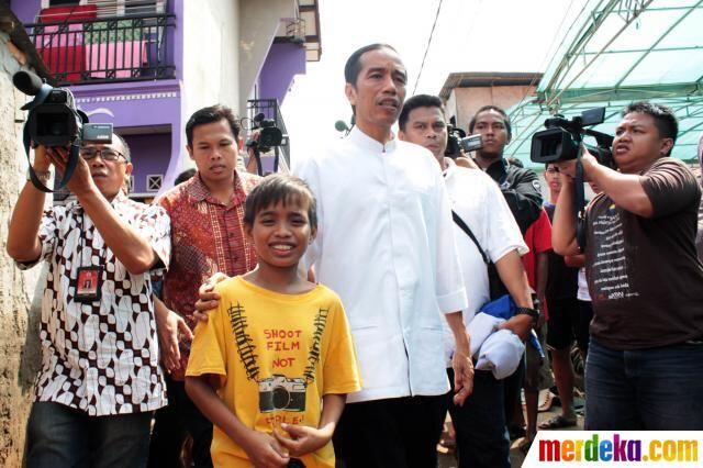 Foto - Foto Ketika Jokowi nyemplung di lokasi banjir Ulujami