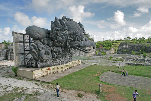 &#91;KEREN&#93; 10 Monumen Megah yang Terukir di Atas Gunung Batu 