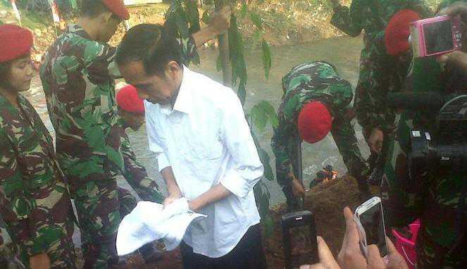 Jokowi Gandeng TNI Patroli Sampah Ciliwung