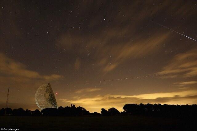 Besok Malam, Ratusan Meteor Hujani Langit Indonesia (11 dan 12 agustus 2013)