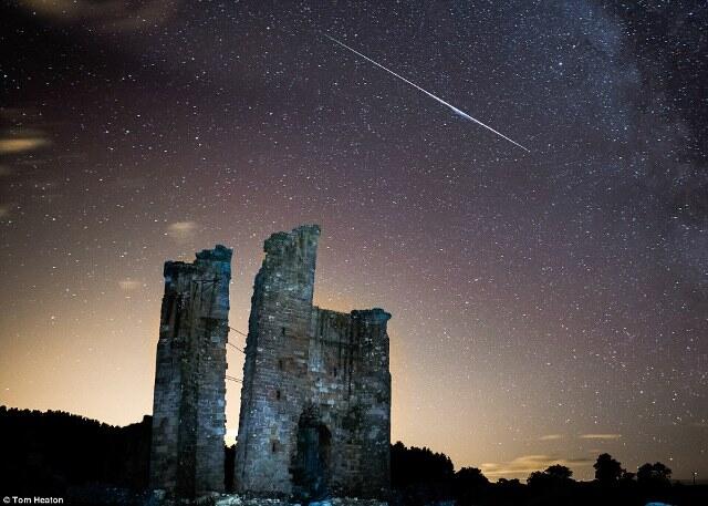 Besok Malam, Ratusan Meteor Hujani Langit Indonesia (11 dan 12 agustus 2013)