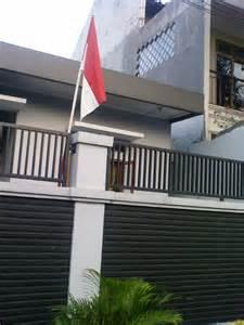 Karena kita sudah malas ngibarin bendera Merah Putih di depan rumah!