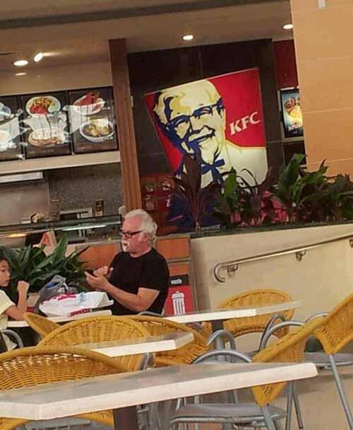 Owner KFC makan fried chickennya sendiri..........