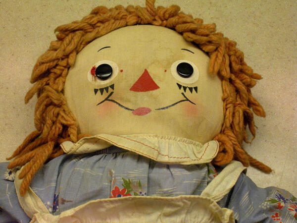  Kisah Nyata Boneka Hantu Annabelle Dalam THE CONJURING 