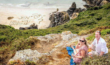 Romantis! Pria Ini Lamar Kekasih dengan Tulis Pesan 15 Meter di Pasir Pantai