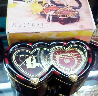 lOVE Music Box, Kotak musik