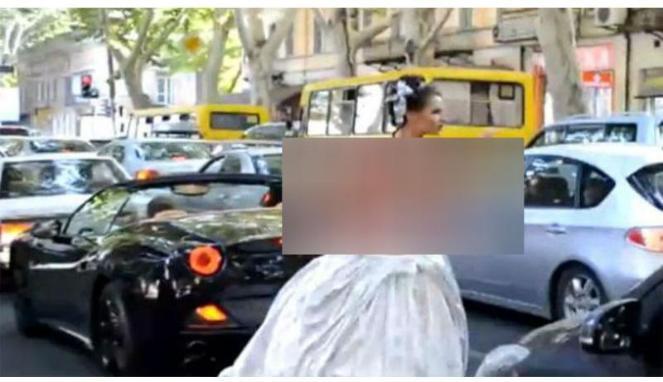 Heboh!!! Model Cantik Setengah Bugil Pose di Tengah Jalan!!!!